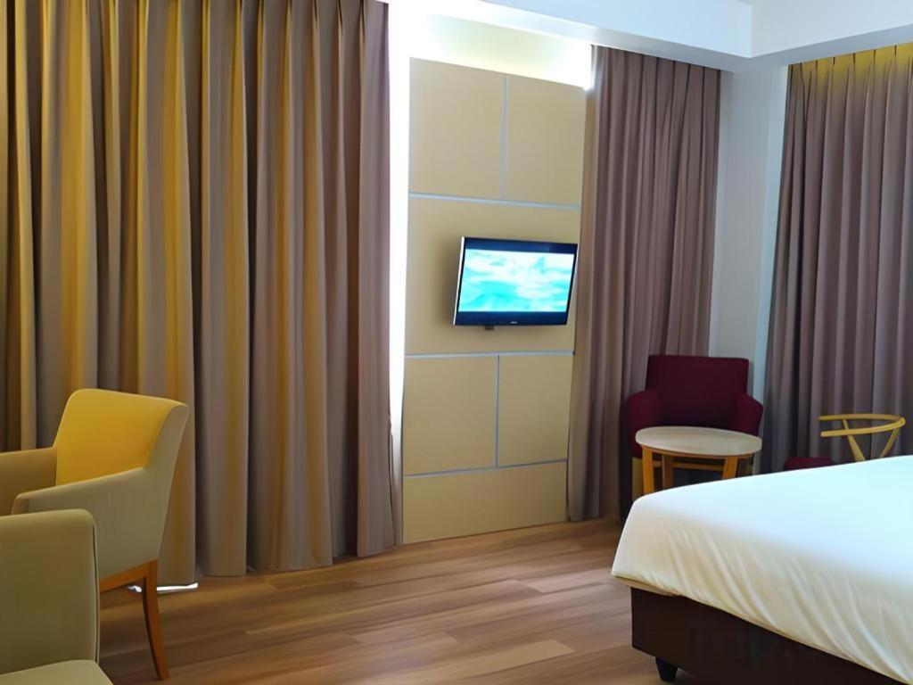 Horison Hotel Sukabumi Esterno foto