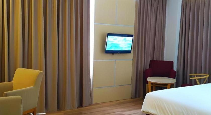 Horison Hotel Sukabumi Esterno foto